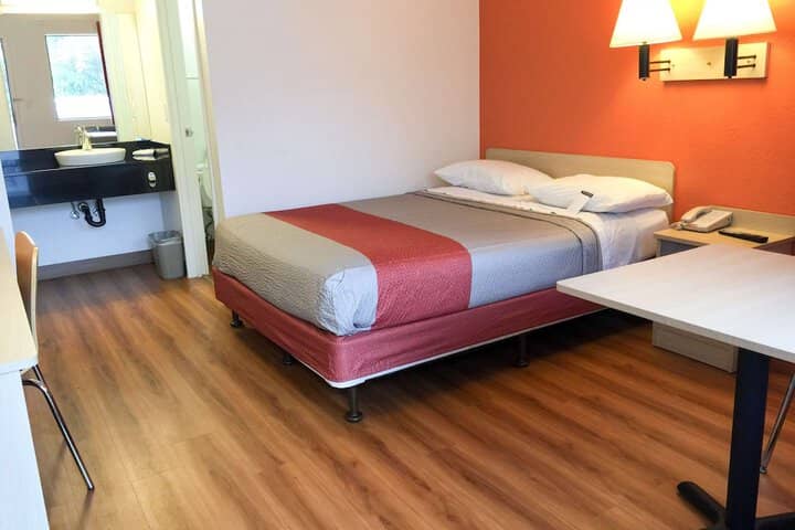 Room 4 of 17